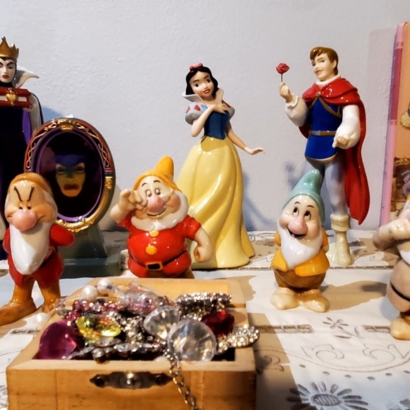 Snow White Figurine Collection - Picture 6 of 6